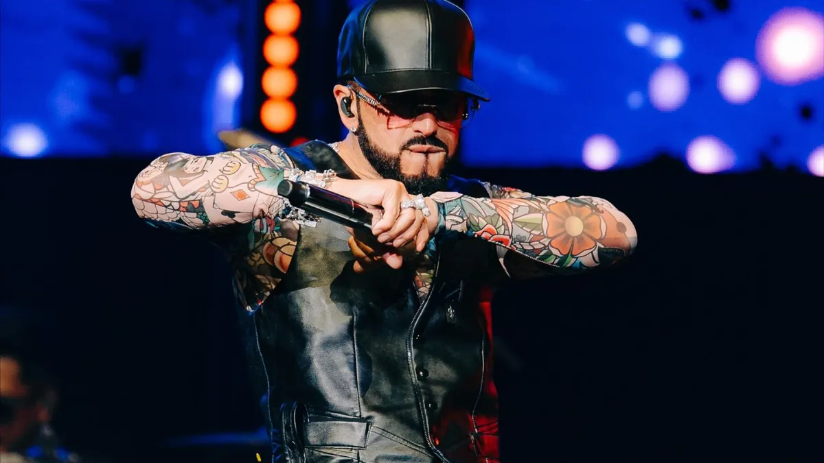 Yandel performing on tour